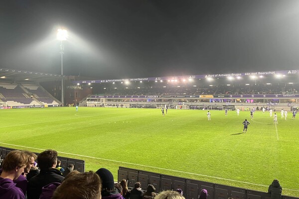 Beerschotsupporters applaudisseren minutenlang tijdens ereronde oud-spelers