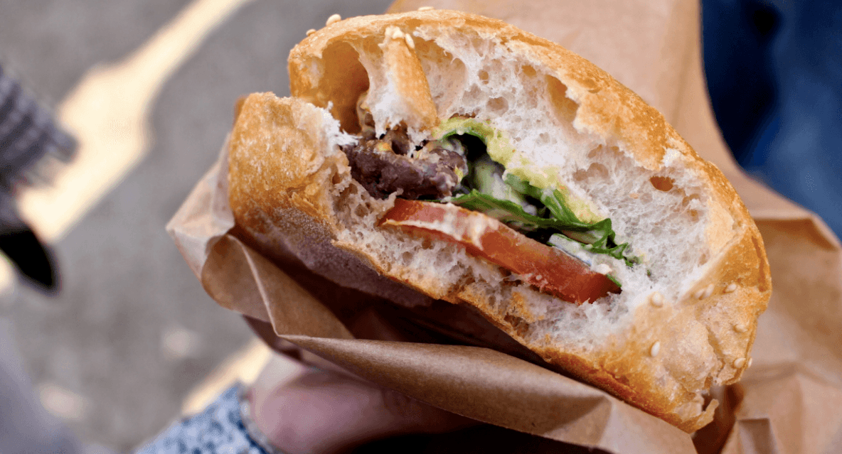 Een exotische hamburger op een foodtruckfestival in Oostende