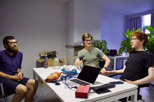 Anton, Kris en Daan zitten rond de tafel voor een opname can chipsologie
