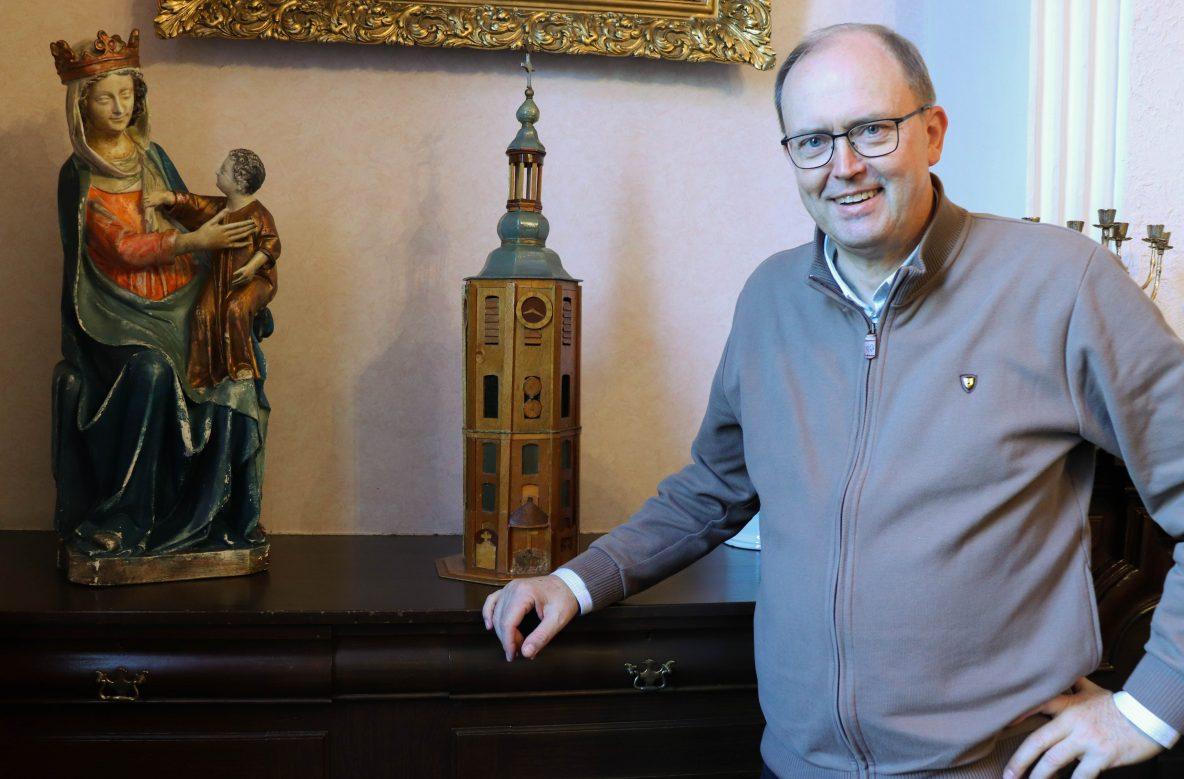 Pastoor Jan met een maquette van de kerktoren