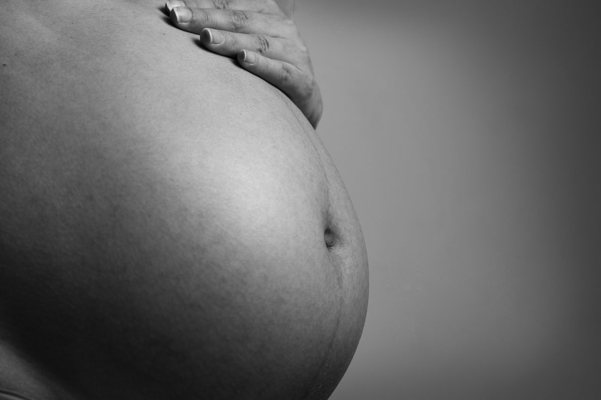 buik van een zwangere draagmoeder