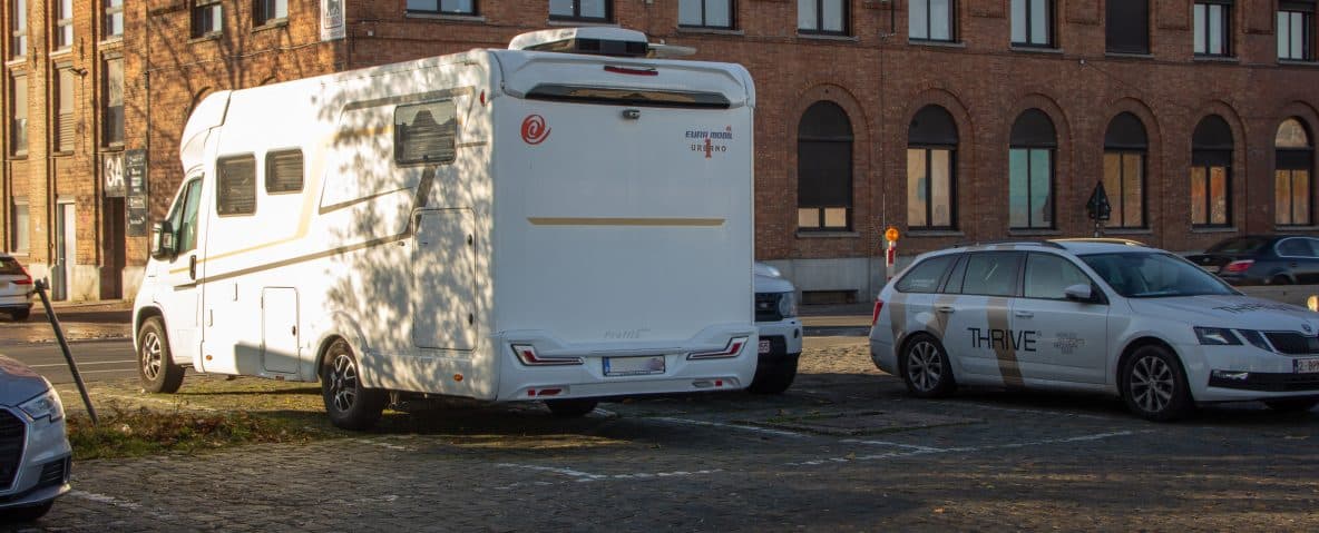 Illegaal geparkeerde caravan op de openbare weg in Gent.