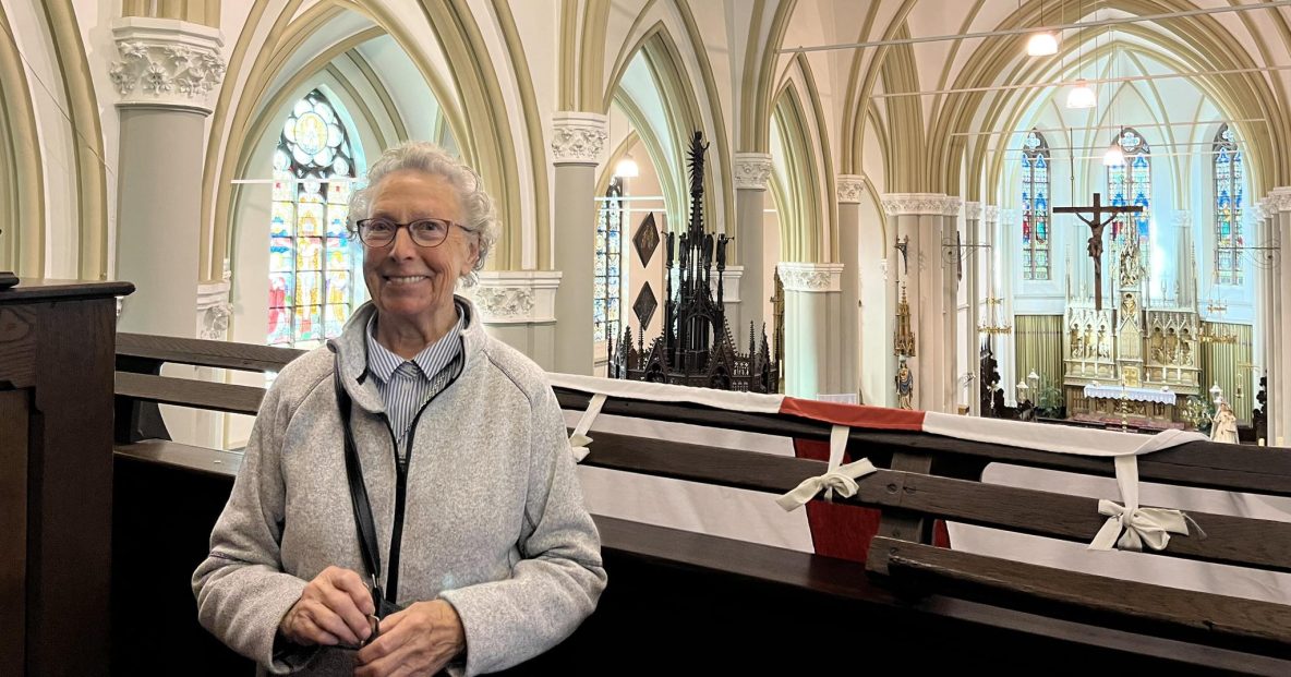 zuster Christiane in de kerk van Overmere