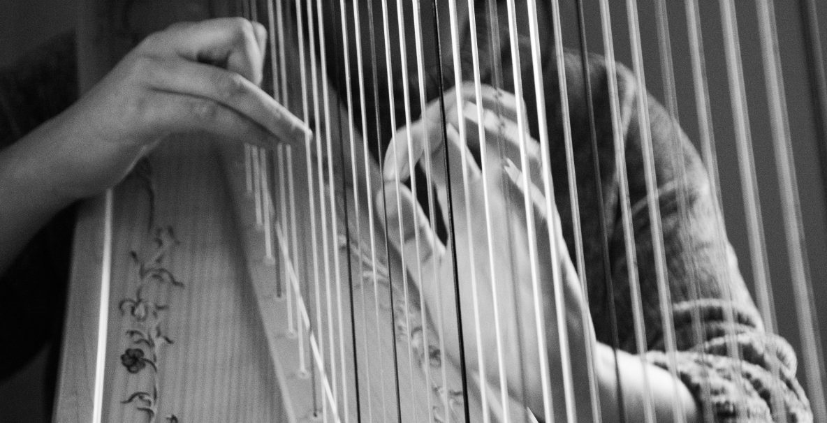 Alaia speelt harp