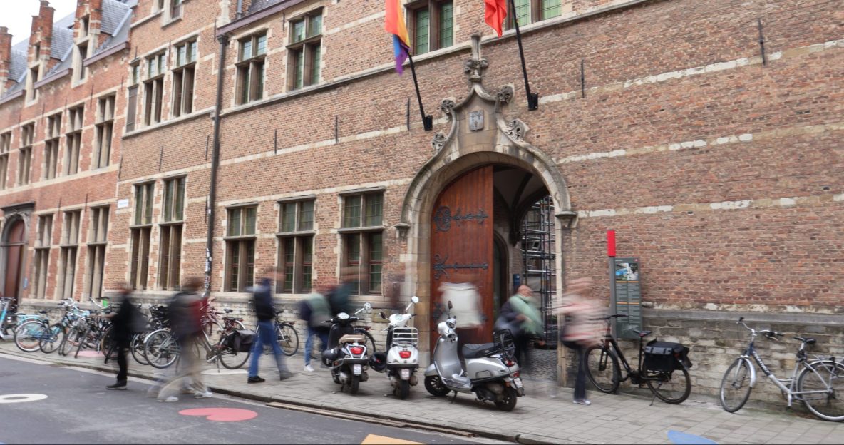 Studenten gaan binnen in de stadscampus van de Universiteit Antwerpen