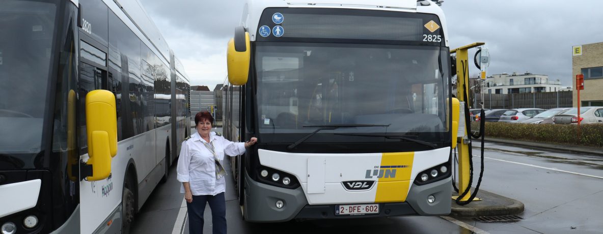 Carine Antheunis naast haar bus (Foto: Lennert Lancksweerd)