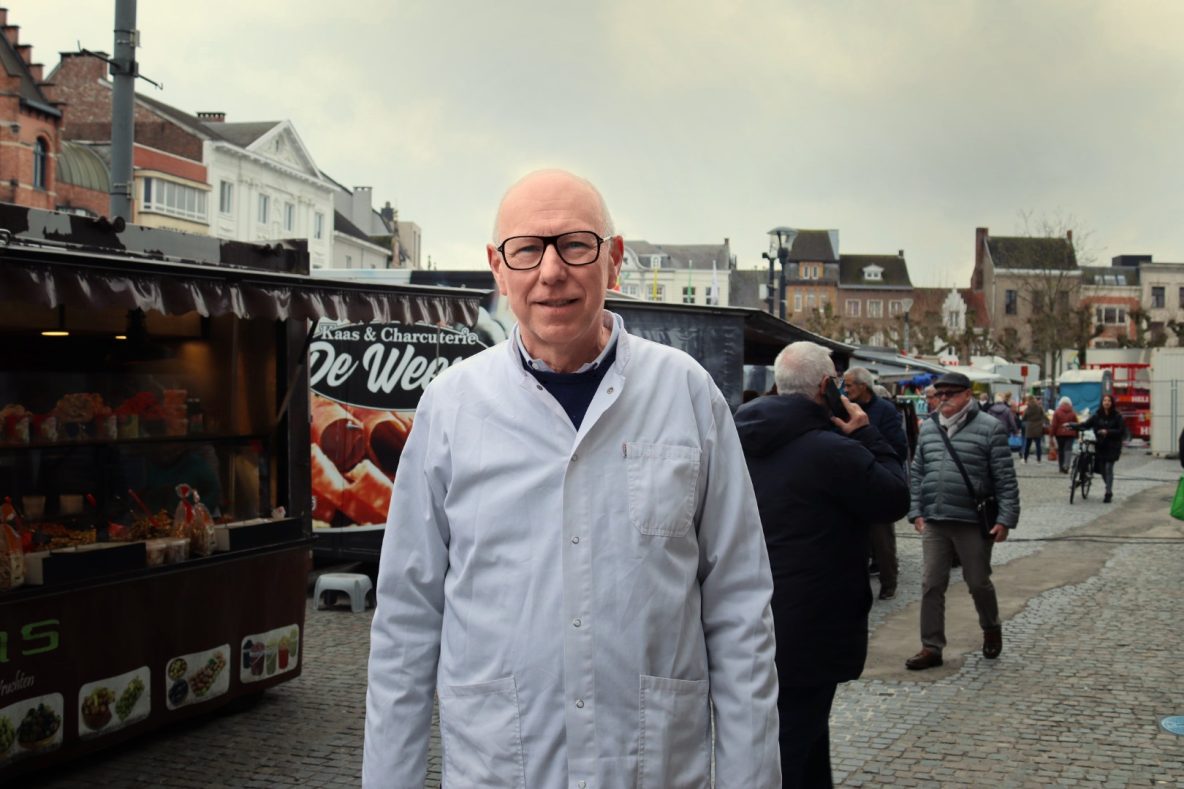 Jan De Causmaecker naast de marktkramen op woensdag.