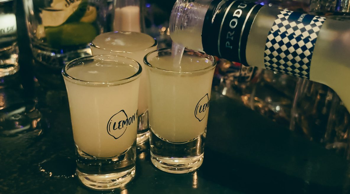 Shotjes Limoncello in de Lemon Bar (foto: Ianthe Vergauwen Cocquyt)
