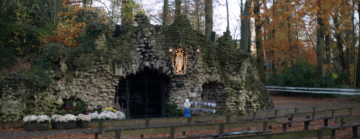 De grot in Oostakker-Lourdes (foto van Theo Lybaert)