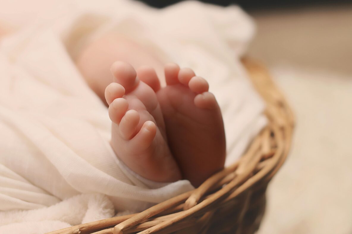 FOTO: Baby's Voeten Op Bruine Rieten Mand by Pixabay