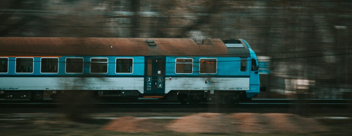Rijdende trein (Foto: unsplash, Husqqqy)